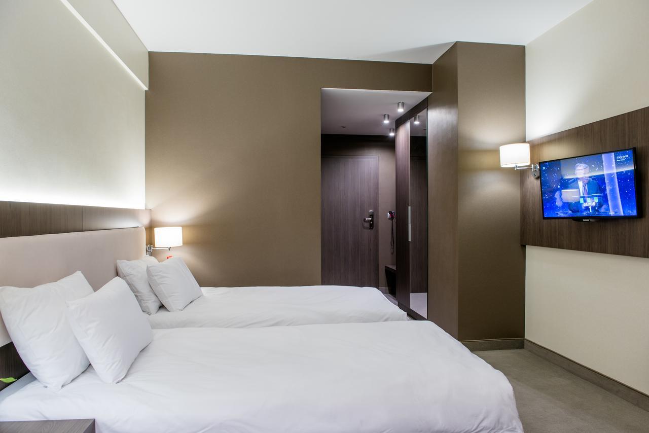 Hotel Kosma Kozmin Buitenkant foto