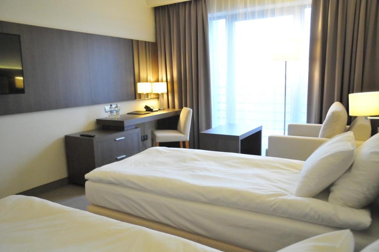 Hotel Kosma Kozmin Buitenkant foto