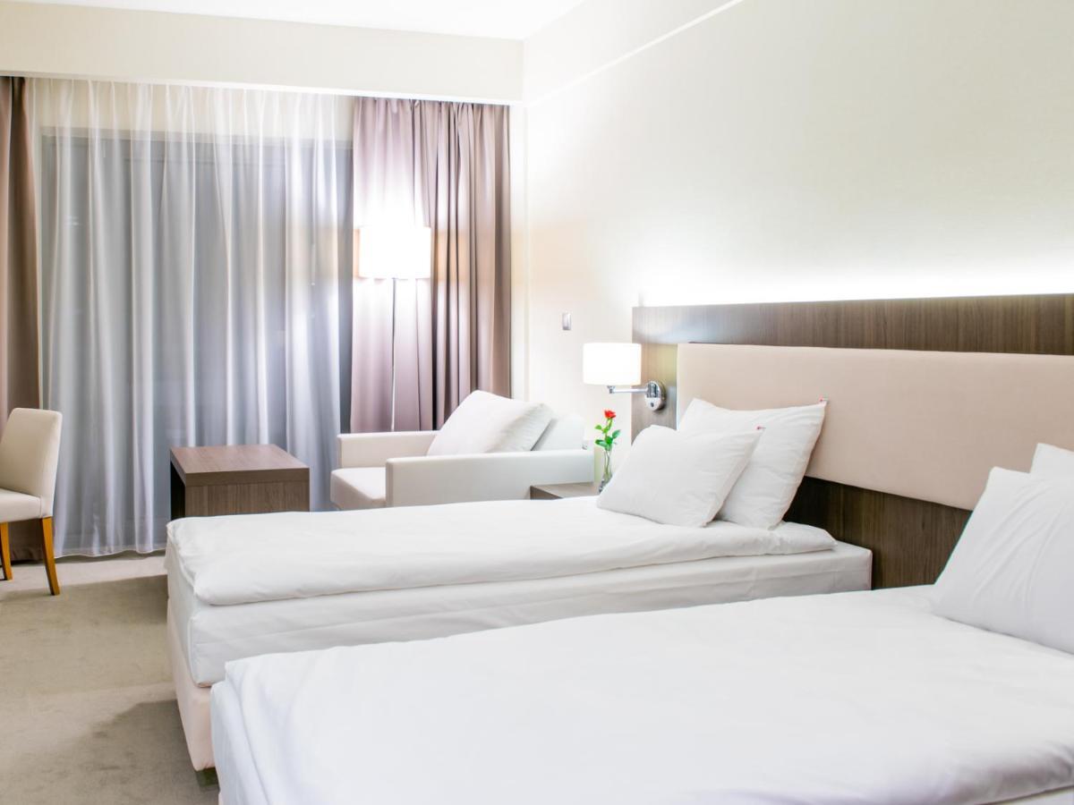 Hotel Kosma Kozmin Buitenkant foto