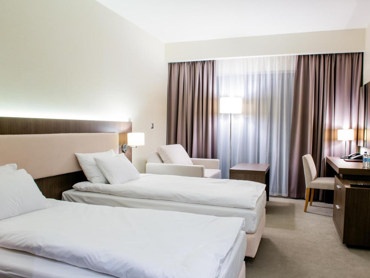 Hotel Kosma Kozmin Buitenkant foto