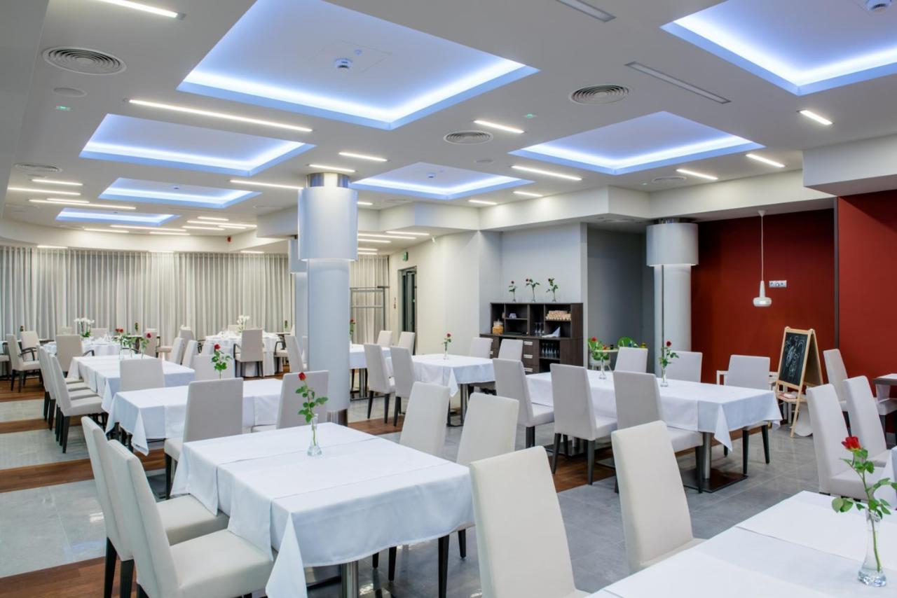 Hotel Kosma Kozmin Buitenkant foto