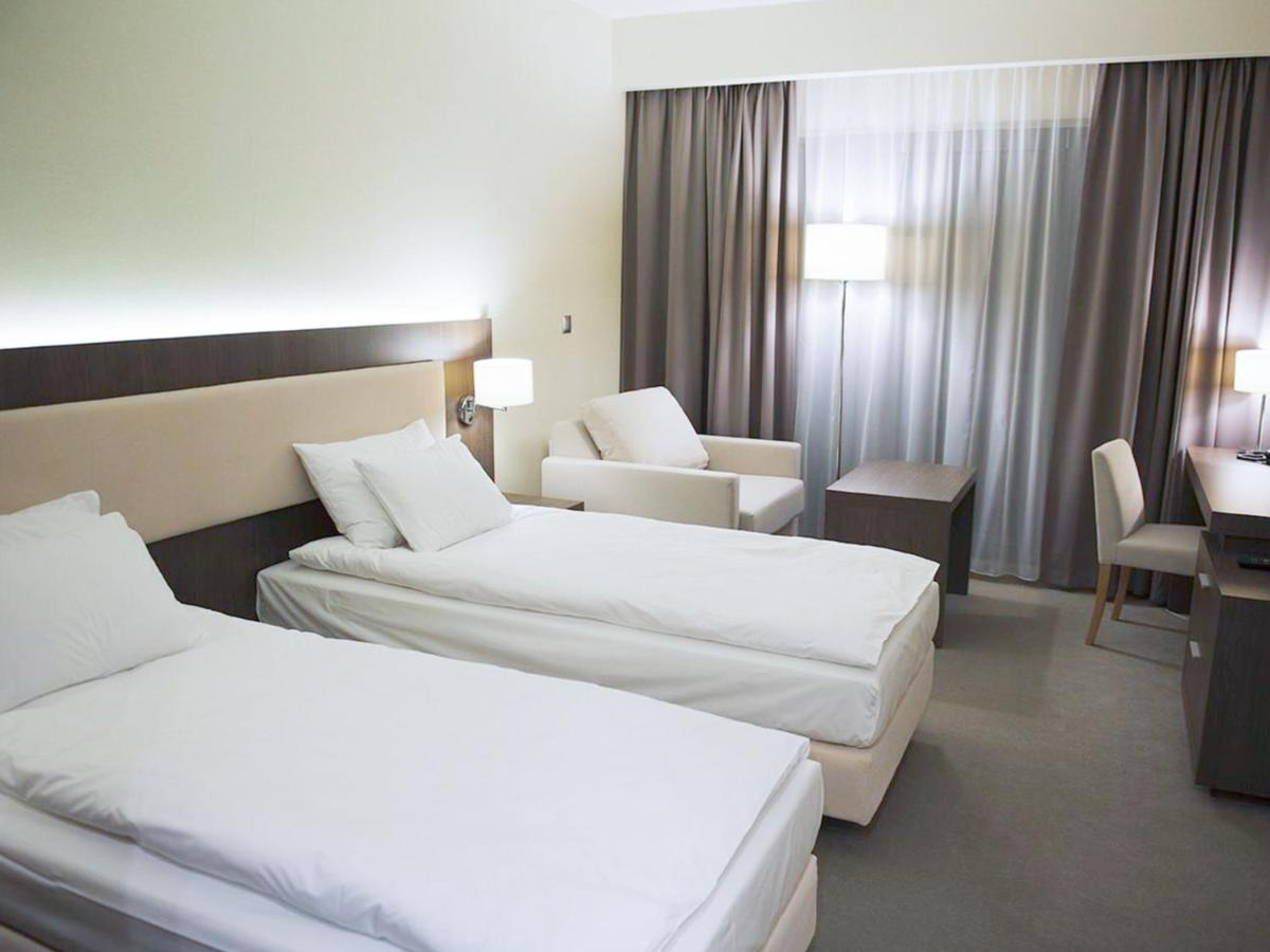 Hotel Kosma Kozmin Buitenkant foto